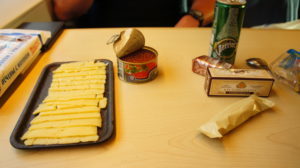 Einfaches Frühstück mit Käse und Kavier. Sehr lecker wars.